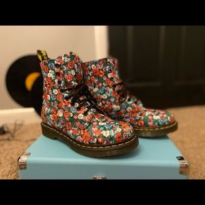 Size 8 women’s airwair floral doc martens